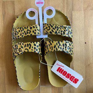 Freedom Moses LEO PISTACCIO Leopard print on Pistaccio slides